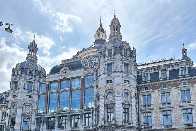 Guided E-kickscooter tour: The big five of Antwerp - A stylish boulevard and Antwerp’s green spaces