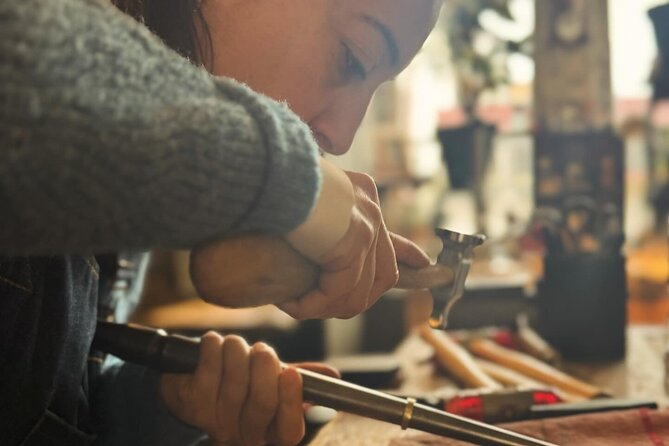 Handcraft your own silver ring in Bruges - Checking the fit and refining the circle
