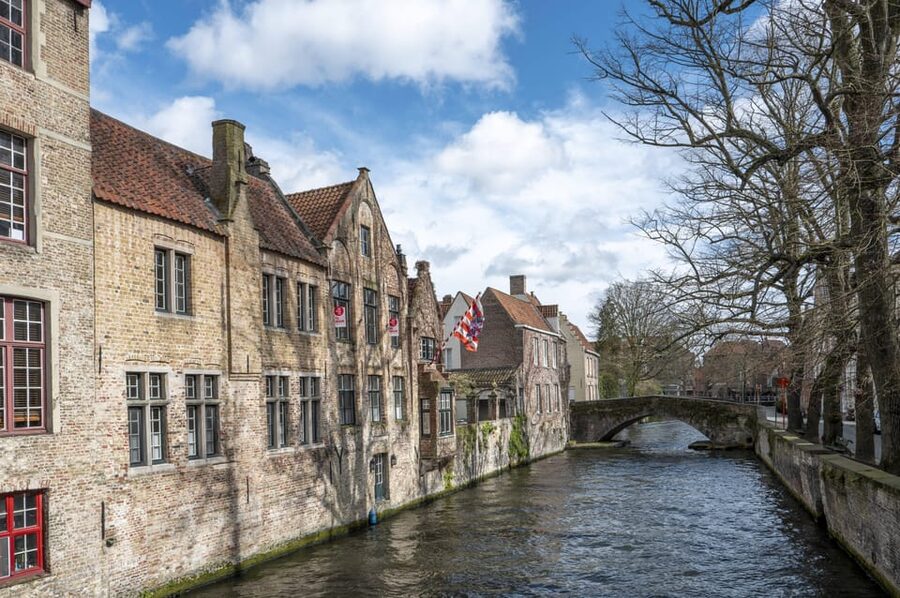 Historical walk in Bruges with local guide. Praline included - Key points to know before you book