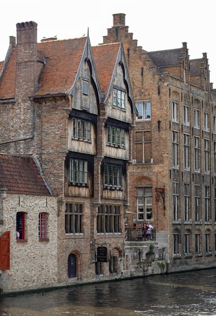Historical walk in Bruges with local guide. Praline included - Who will get the most from this walk