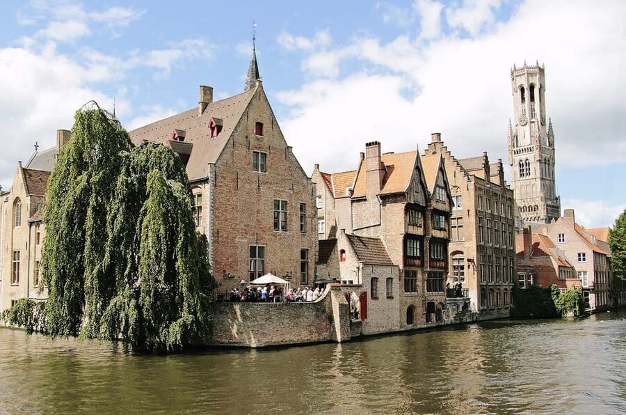 Historical walk in Bruges with local guide. Praline included - Tanners Square, breweries, and the Burgundy Wall