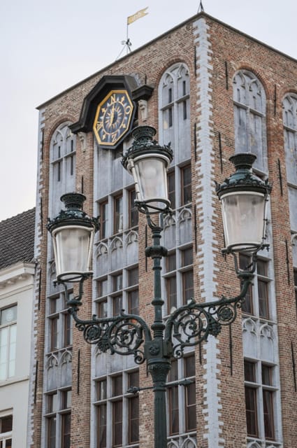 Historical walk in Bruges with local guide. Praline included - What the praline adds to the walk