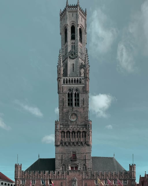 Historical walk in Bruges with local guide. Praline included - The practical value of a $3.41 tour