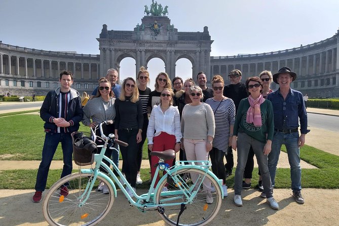 Lively Brussels Highlights Bike tour DUTCH - A waffle break beside Manneken Pis