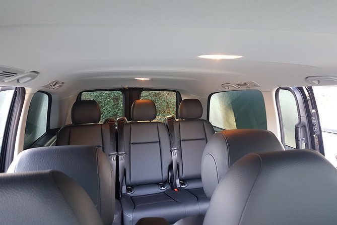 Luxury Minivan from Brussels airport to the city of Brussels - Meeting your driver at CAFE JAVA
