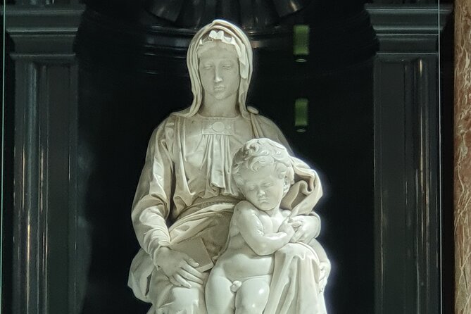 Private tour: From your hotel + see the Madonna of Michelangelo - Belfort: Bruges from its 83-meter lookout