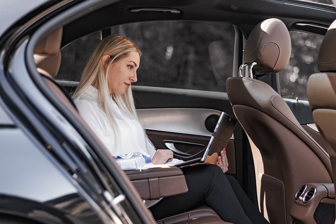 Private transfer from BRU Airport to Brussels city with luxury limousine 3 pax - The 60-minute wait is the real comfort feature