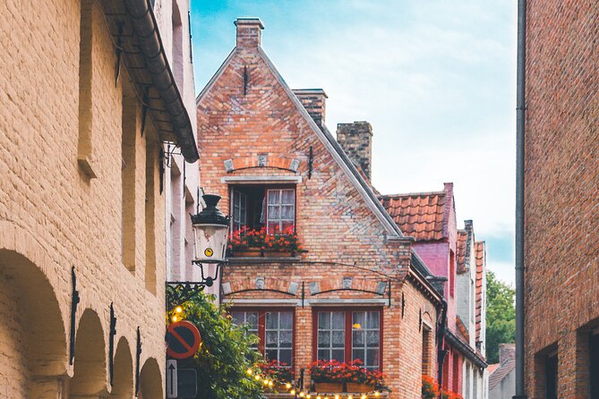 Walking tour of Bruges with boat option and/or beer tasting - What the guides do best